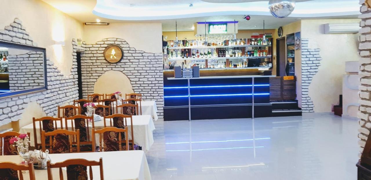 Willa-Restauracja Victoria Ostrowiec Świętokrzyski Екстериор снимка
