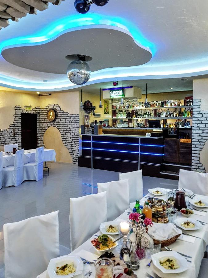 Willa-Restauracja Victoria Ostrowiec Świętokrzyski Екстериор снимка