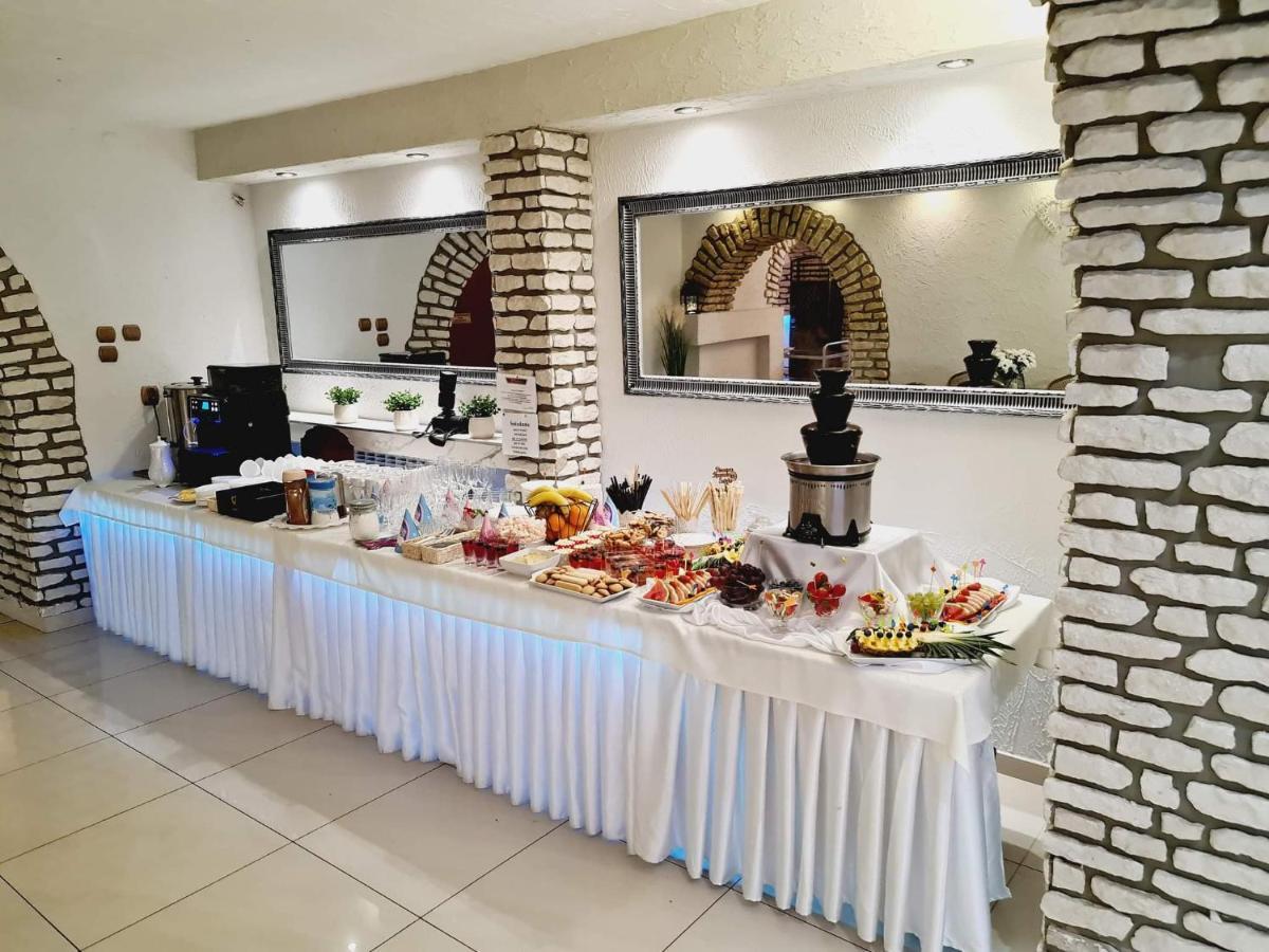 Willa-Restauracja Victoria Ostrowiec Świętokrzyski Екстериор снимка