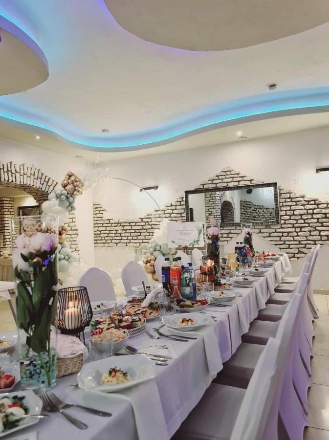Willa-Restauracja Victoria Ostrowiec Świętokrzyski Екстериор снимка