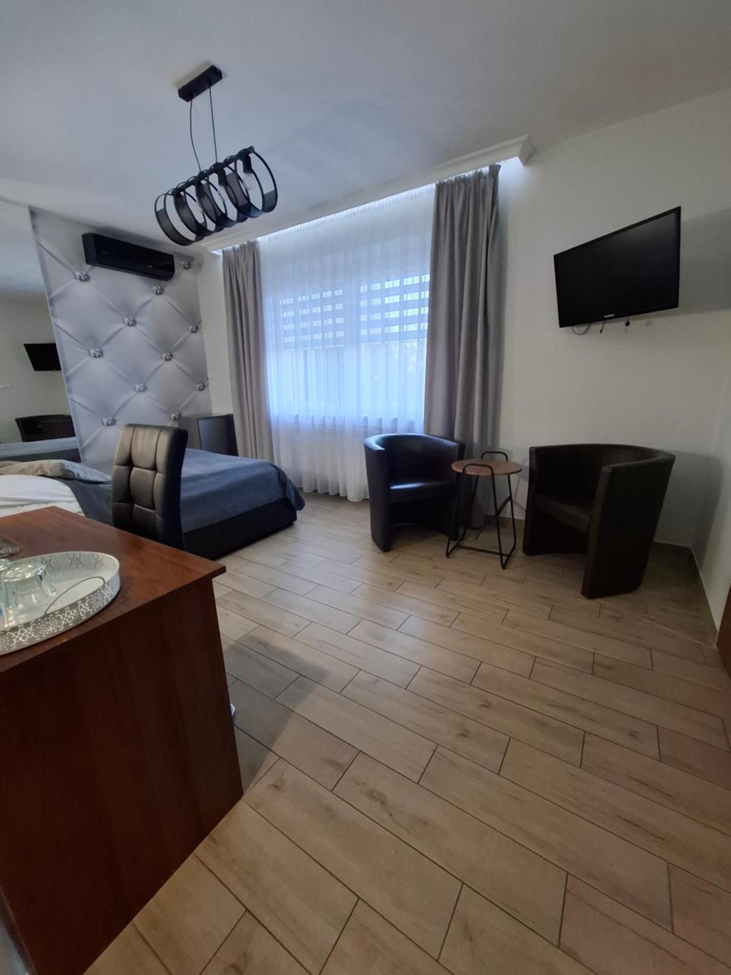Willa-Restauracja Victoria Ostrowiec Świętokrzyski Екстериор снимка